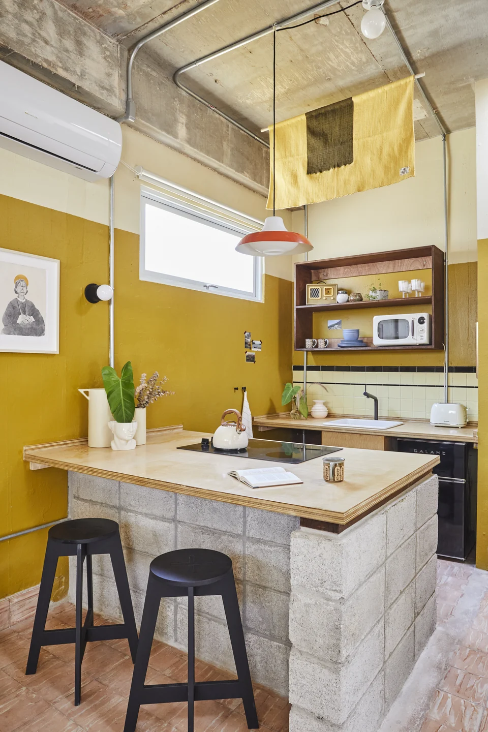 DA2’s full kitchen with an island and patterned tile floor