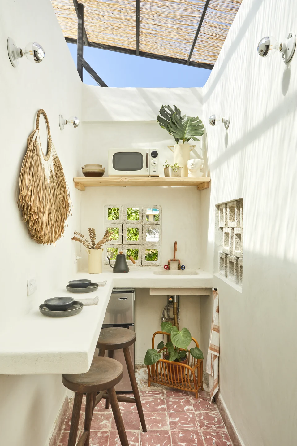 JA2’s outdoor kitchenette and eat-in counter under a slatted roof