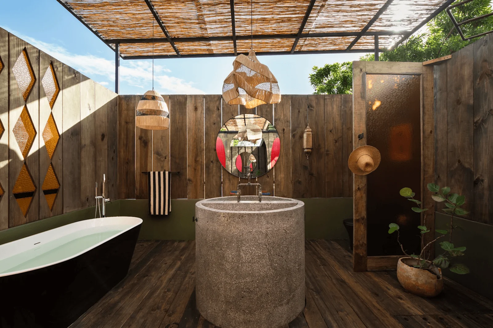 Condado Plaza Hilton vs Dreamcatcher: Resort vs Boutique