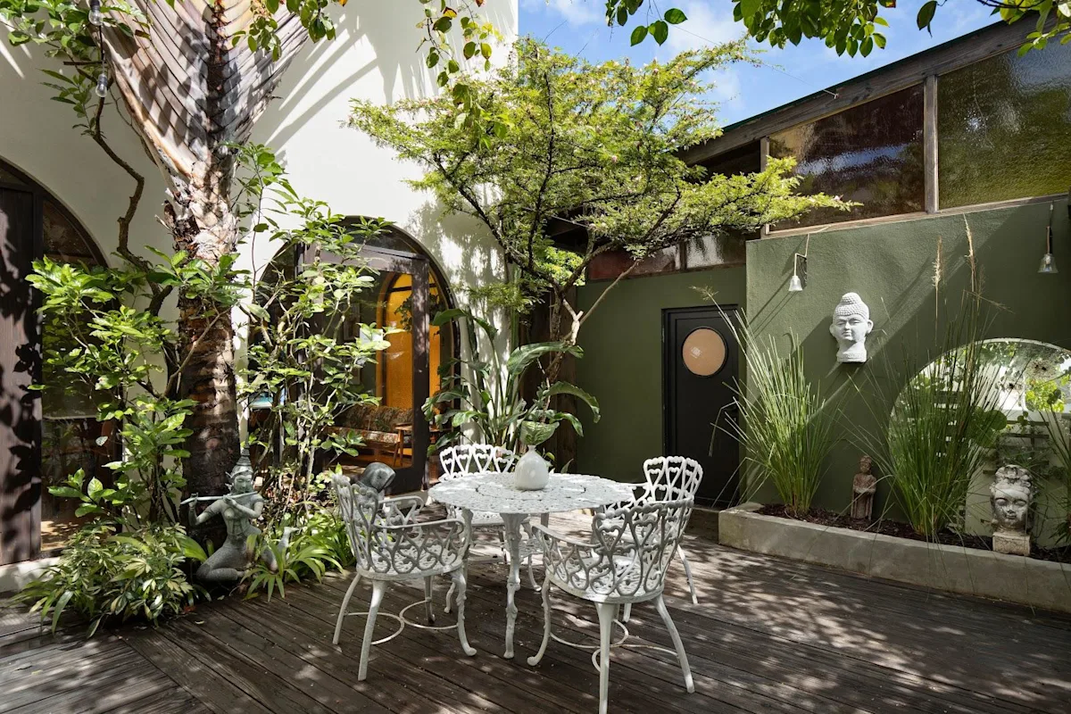 The planted garden courtyard at Dreamcatcher, the Dreamers Welcome boutique hotel one block from Ocean Park Beach.