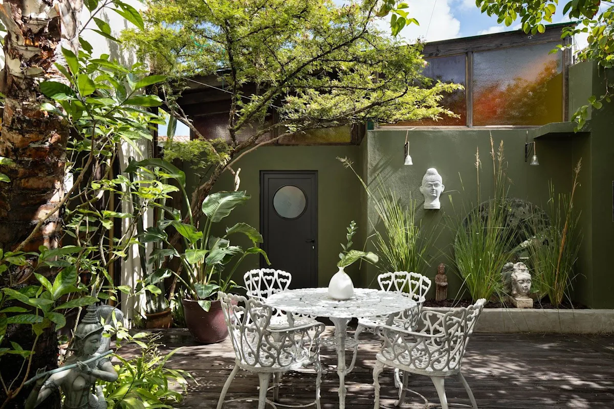 The garden courtyard and outdoor seating at Dreamcatcher, the Dreamers Welcome boutique hotel in Ocean Park.