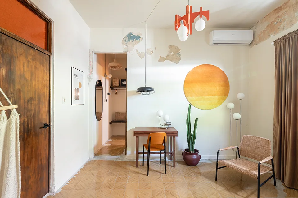 Vintage furniture and warm accents in the Artist Room