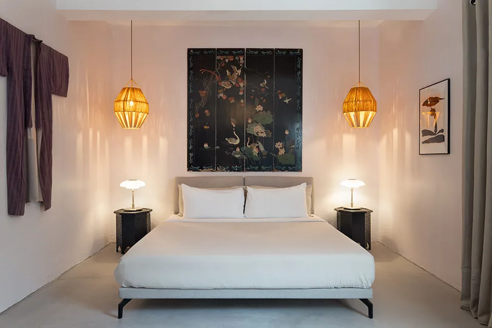 King bed with woven pendants in the Kyuka Suite