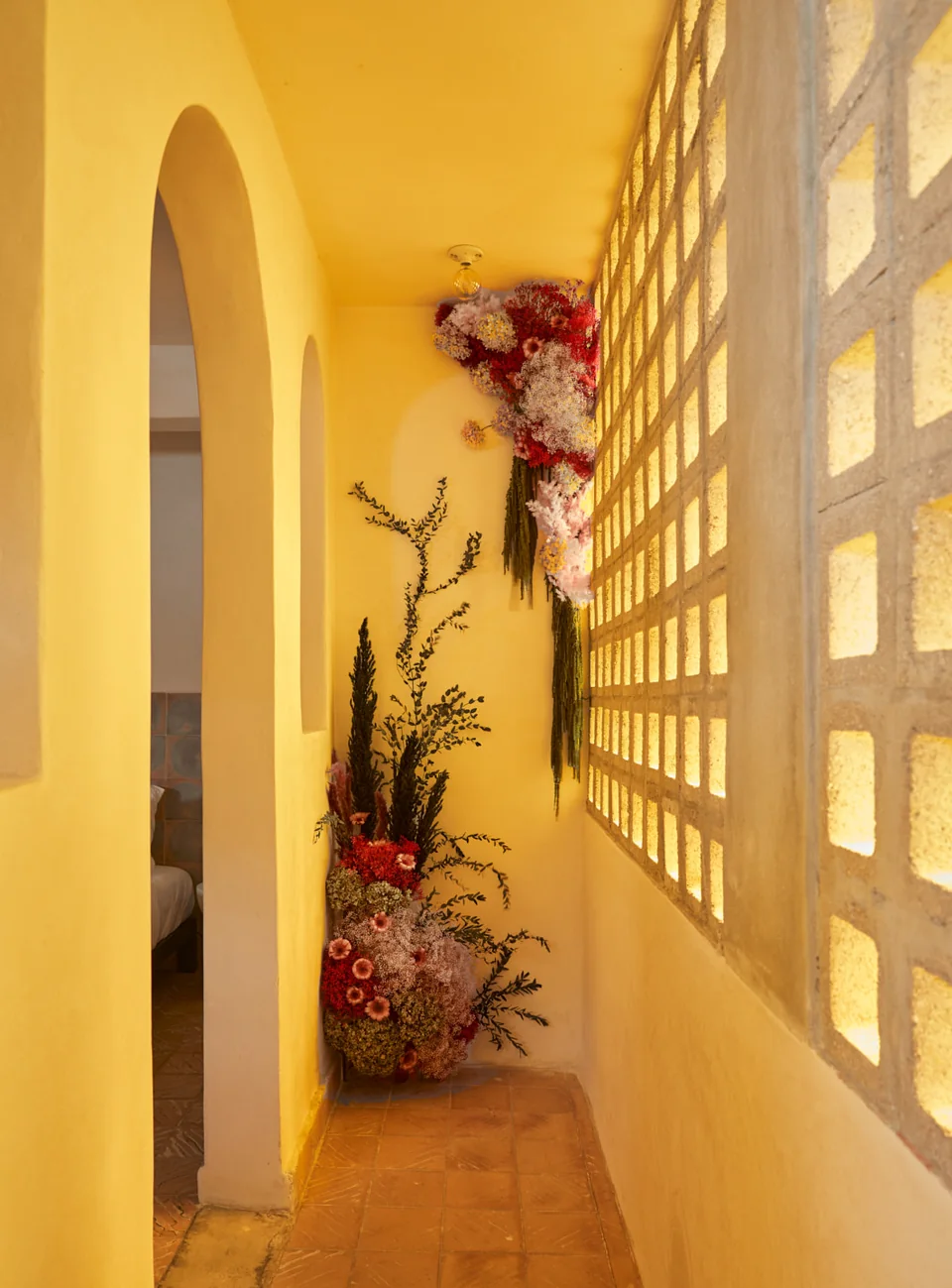Golden light, arched porticos and dried florals in Romantic