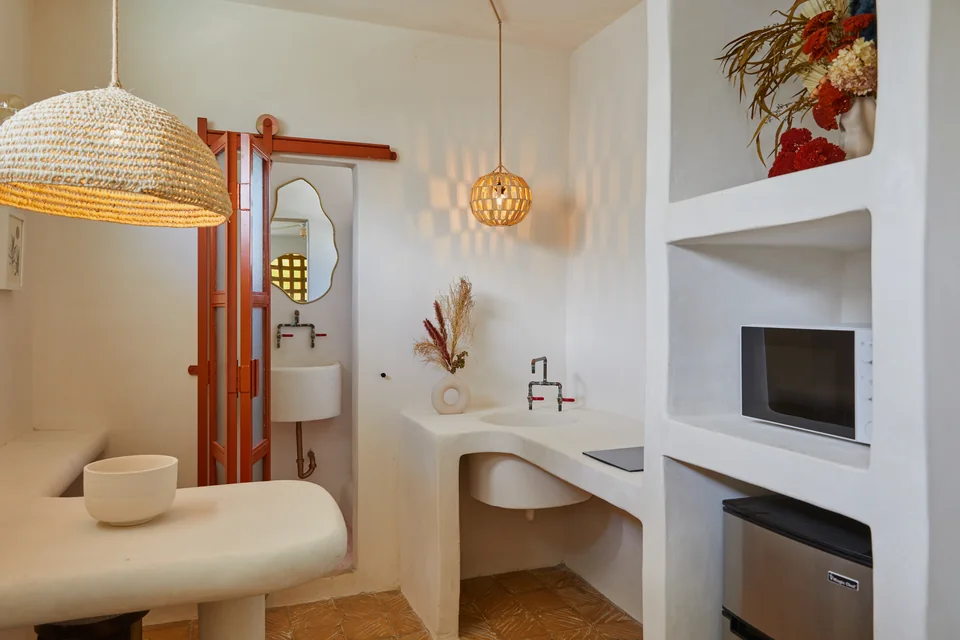 Kitchenette, dining counter and built-in floral niche in Romantic