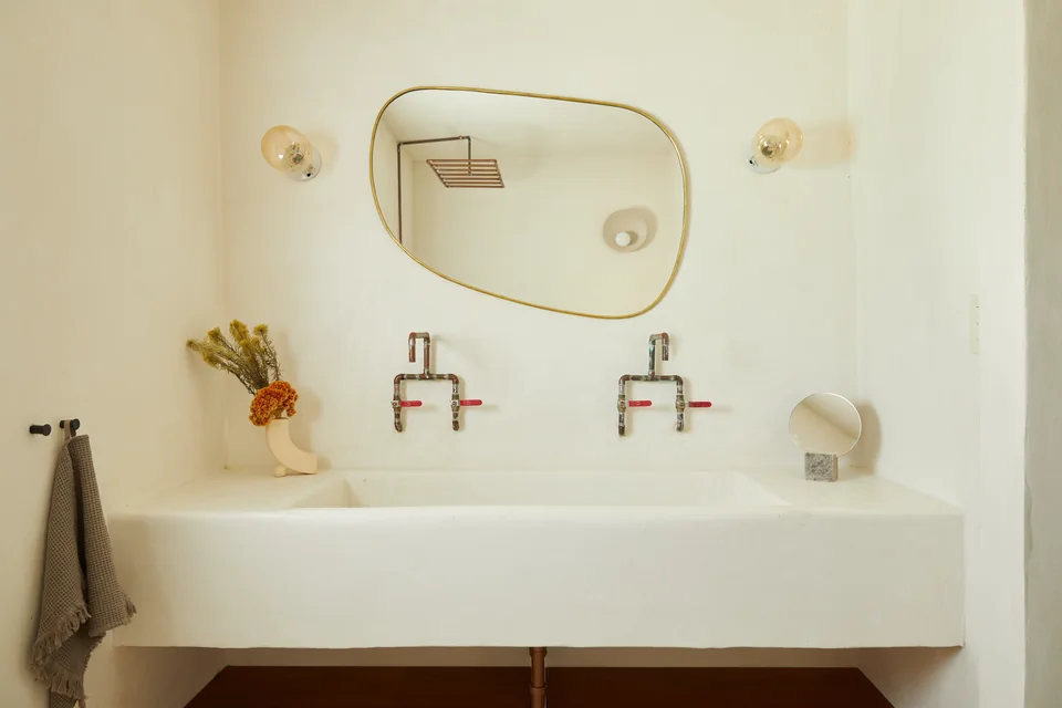 Double sink and rounded mirrors in Traveler’s bathroom