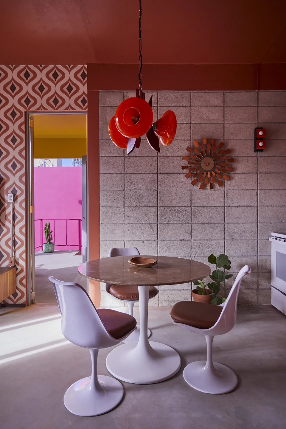 Pink tiled full kitchen and round dining table in Diana