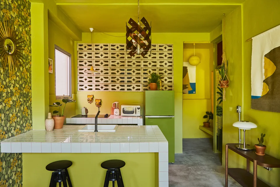 Full kitchen and tiled eat-in counter in Gloria