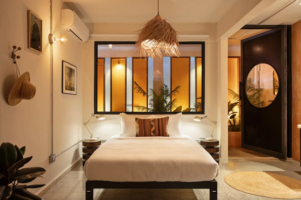 Queen sleeping nook and amber glass in Noa’s A studio