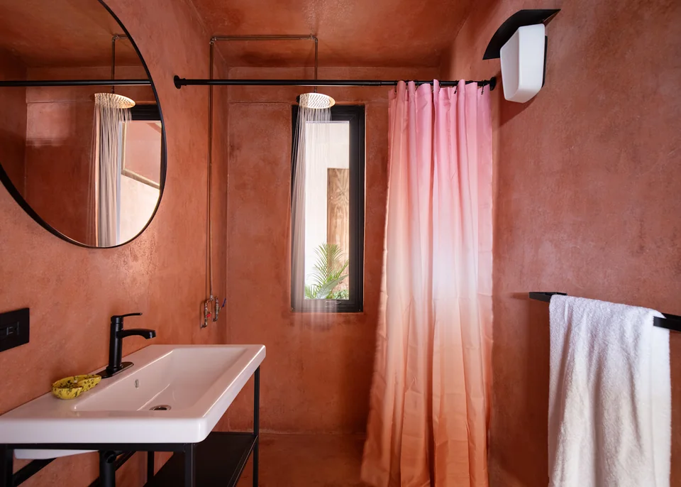 Crimson bathroom with a pink shower curtain in N