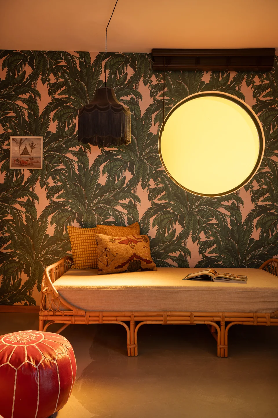 Tropical wallpaper and a reading nook through O’s circular opening
