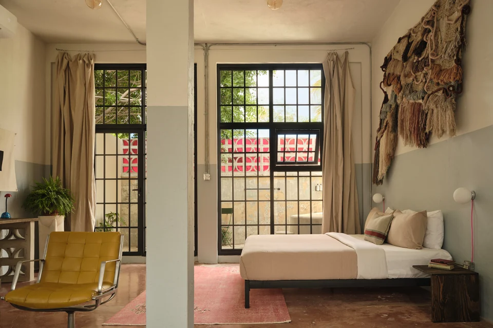 Paz 2’s daybed and tall glass doors beside the seating area