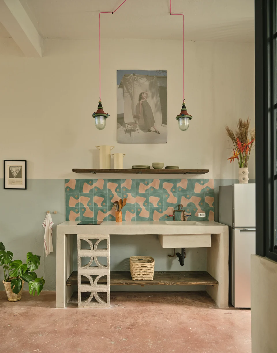 Paz 2’s kitchenette, tiled backsplash and small dining table