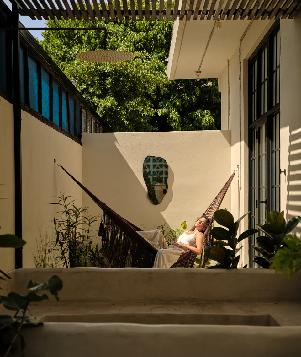 Paz 3’s hammock, concrete soaking tub and tropical planting