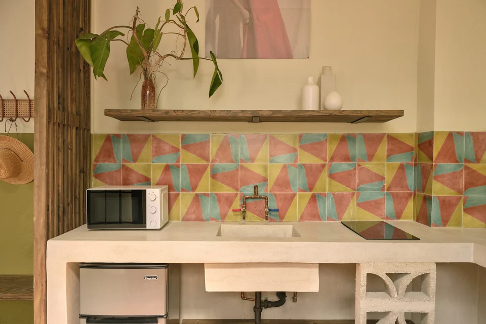 Paz 3’s full kitchen and bright geometric tiled backsplash