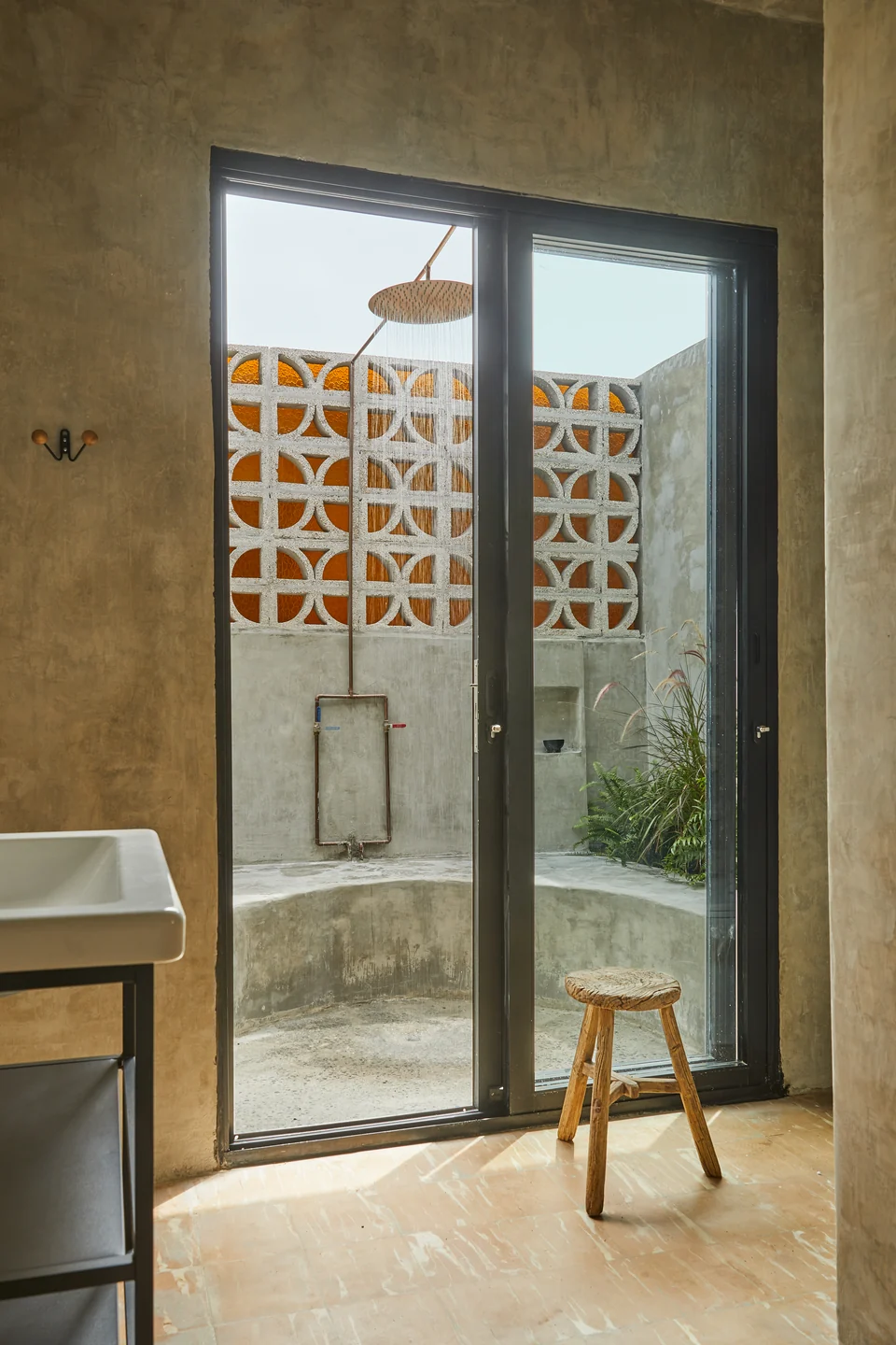 The shower area and breeze-block wall at Rosa 1