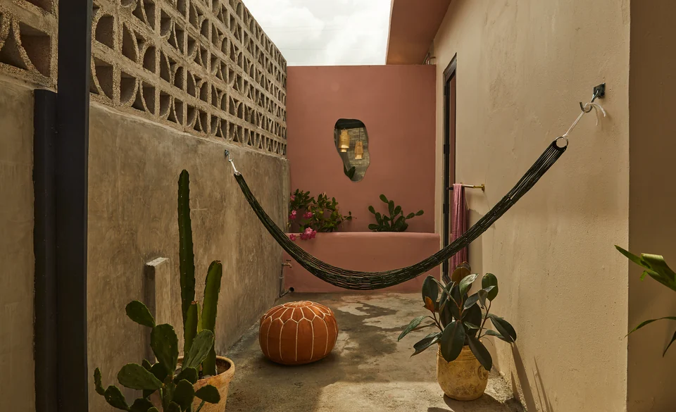 A hammock and round lounge opening on Rosa 2’s planted terrace