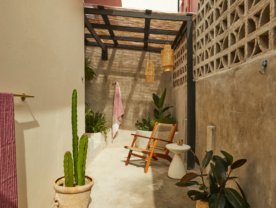 Pink walls, tropical planting and reclining chairs on Rosa 2’s private terrace