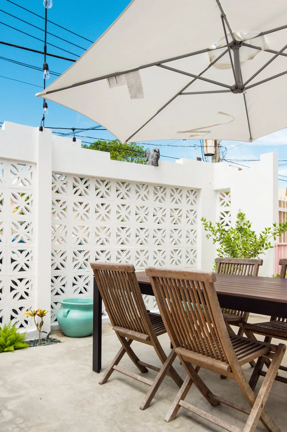 Outdoor dining furniture and patterned breeze blocks on Nomad’s terrace