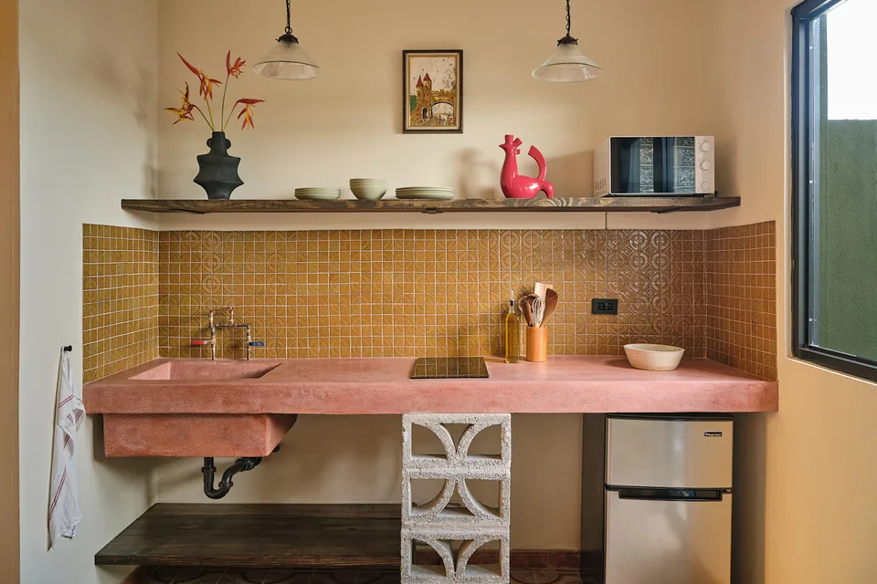 Red-concrete kitchenette and vintage tiles in Verde 3